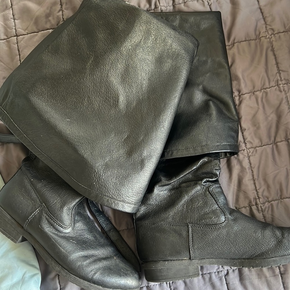 Men’s size 9 Pirate boats